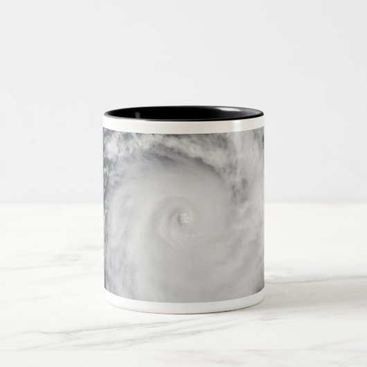 Cyclone Zoe im Südpazifik Zweifarbige Tasse (Mittel)