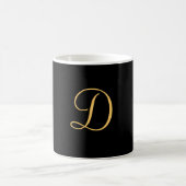 D, goldenes Monogramm auf elegante schwarze Tasse (Mittel)