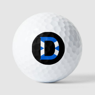 D Monogram überlagert sich auf schottischer Flagge Golfball