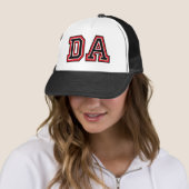 ‚DA‘-Monogramm Truckerkappe (Beispiel)