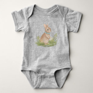 Da sitzt ein Kaninchen mit einer Dekoration am Hal Baby Strampler