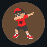 Dabbing Boy Albanian Albanien Flagge Kinder ab Tan Runder Aufkleber<br><div class="desc">Dabbing Boy Albanian Albanien Flagge Kinder Dab Tanzgeschenk. Perfektes Geschenk für Ihren Vater,  Mama,  Papa,  Männer,  Frauen,  Freunde und Familienmitglieder am Erntedank Tag,  Weihnachten,  Muttertag,  Vatertag,  4. Juli,  1776 Unabhängiger Tag,  Veteranen Tag,  Halloween,  Patrick's Day</div>