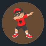 Dabbing Boy Albanian Albanien Flagge Kinder ab Tan Runder Aufkleber<br><div class="desc">Dabbing Boy Albanian Albanien Flagge Kinder Dab Tanzgeschenk. Perfektes Geschenk für Ihren Vater,  Mama,  Papa,  Männer,  Frauen,  Freunde und Familienmitglieder am Erntedank Tag,  Weihnachten,  Muttertag,  Vatertag,  4. Juli,  1776 Unabhängiger Tag,  Veteranen Tag,  Halloween,  Patrick's Day</div>
