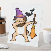 Dabbing Halloween Mops Dog Sockelschild (In Situ)
