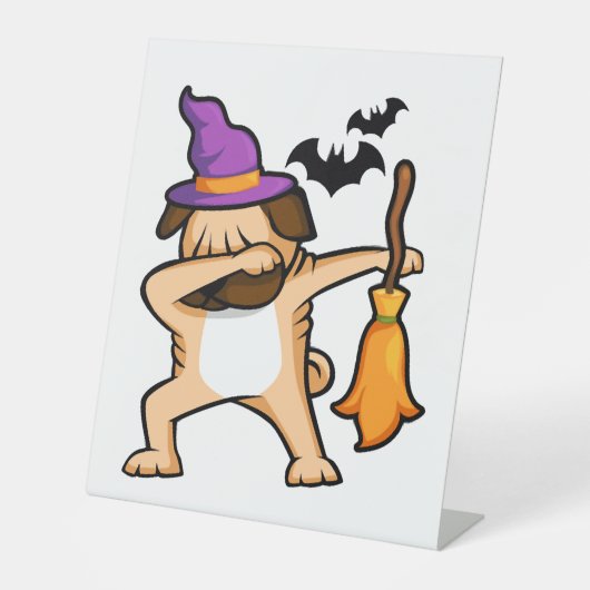 Dabbing Halloween Mops Dog Sockelschild (Vorderseite)
