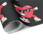 Dabbing Heart Funny Gifts Valentinstag Geschenkpapier (Rolleneckpunkt)