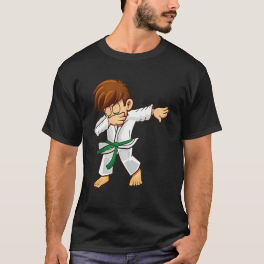Dabbing martial artists with green belt Karate and T-Shirt (Vorderseite)