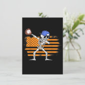 Dabbing Skeleton Baseball Funny Halloween Einladung (Stehend Vorderseite)