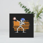 Dabbing Skeleton Baseball Funny Halloween Einladung (Stehend Vorderseite)
