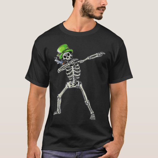 Dabbing Skeleton Wearing Green Hat St Patrick's D T-Shirt (Vorderseite)