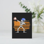 Dabbing Skelett Baseball Funny Halloween Einladung (Stehend Vorderseite)