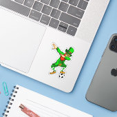 Dabbing St. Patricks Day Leprechaun Soccer Aufkleber (Laptop mit iPhone)