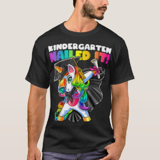 Dabbing Unicorn Kindergarten Graduierung Cap Gown T-Shirt