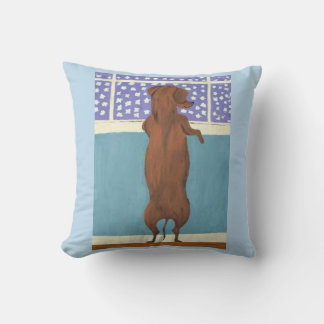 Dachshund am Fenster beim Schneebeobachten Kissen