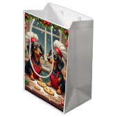 Dachshund Christmas Cookie Bakers Holiday Painting Mittlere Geschenktüte (Rückseite Schrägansicht)