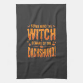 Dachshund Halloween Hexenwarnung Typografie Vecto Geschirrtuch (Vertikal)