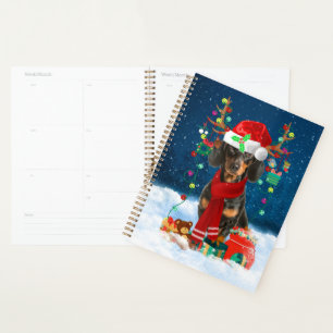 Dachshund Hund im Schnee mit Weihnachtsgeschenken Planer