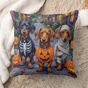 Dachshund-Hunde beim Trick-or-Treat an Halloween Kissen