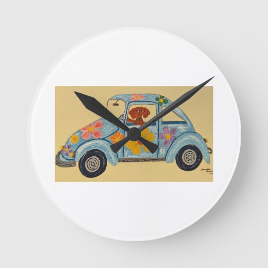 Dachshund in Hippie-Auto Runde Wanduhr (Vorderseite)