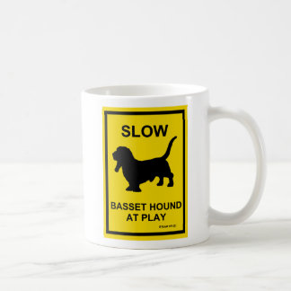 Dachshund-Jagdhund langsam an der Spiel-Tasse Kaffeetasse