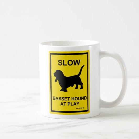 Dachshund-Jagdhund langsam an der Spiel-Tasse Kaffeetasse (Rechts)