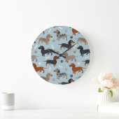 Dachshund Paws and Bones Pattern Blue Große Wanduhr (Zuhause)