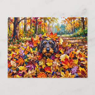 Dachshund ruht in farbenfrohen Herbstblättern Postkarte