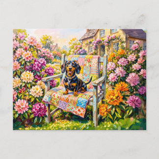 Dachshund sitzt auf einer Blumen-Gartenbank Szene Postkarte