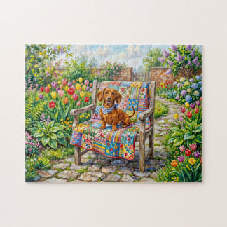 Dachshund sitzt auf gepolstertem Gartenstuhl unter Puzzle