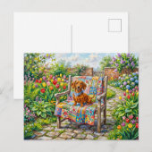 Dachshund sitzt auf patchwork-Gartenstuhl zwischen Postkarte (Vorne/Hinten)