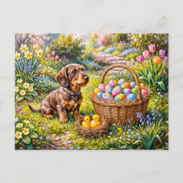 Dachshund sitzt mit Osterkorb im Garten Postkarte