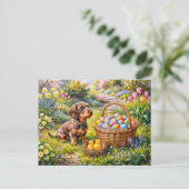 Dachshund sitzt mit Osterkorb im Garten Postkarte (Stehend Vorderseite)