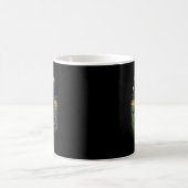 Dachshund trinkt Eiskaffee Baseballfeld live Kaffeetasse (Mittel)
