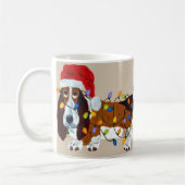 Dachshund verwirrt in den Weihnachtslichtern Kaffeetasse (Links)