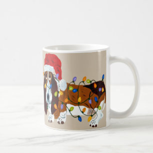 Dachshund verwirrt in den Weihnachtslichtern Kaffeetasse