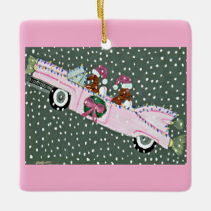 Dachshunde an Weihnachten in einem rosa Cabrio Keramikornament