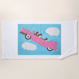 Dachshunde in einem rosa Cabrio-Auto Strandtuch