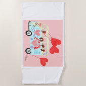 Dachshunds in einem Hippie-Mobil mit Herzen Strandtuch (Vorderseite)