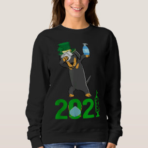 Dackel Dabbing Leprechaun in einem Toilettenpapier Sweatshirt