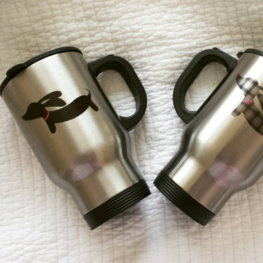 Dackel der schwarzen Dackel Kaffeetasse Umarmung