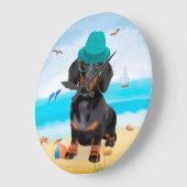 Dackel Dog on Beach Große Wanduhr (Winkel)