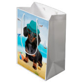 Dackel Dog on Beach Mittlere Geschenktüte (Rückseite Schrägansicht)