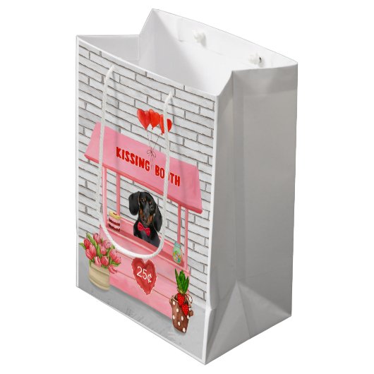 Dackel Dog Valentine's Day Kissing Booth Mittlere Geschenktüte (Vorderseite Schrägansicht)