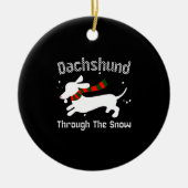 Dackel durch den schneebedeckten Weihnachtssüßer Keramik Ornament (Vorne)