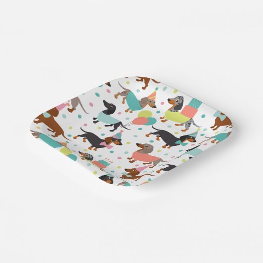 Dackel Geburtstagsparty feiert Teller (Gewinkelt)