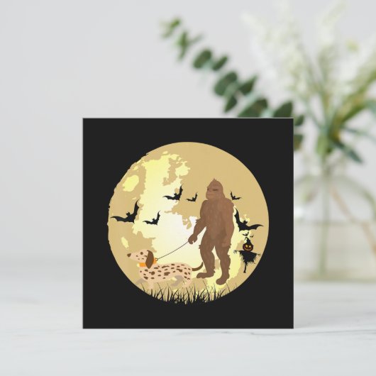 Dackel Halloween Bigfoot Wandern eine Dackel Einladung (Stehend Vorderseite)