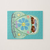 Dackel-Hippies in ihrem Blumen-Liebe-Mobile Puzzle (Horizontal)
