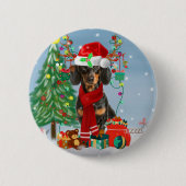Dackel Hund im Schnee mit Weihnachtsgeschenken Button (Vorderseite)
