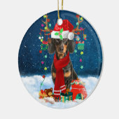 Dackel Hund im Schnee mit Weihnachtsgeschenken Keramik Ornament (Links)
