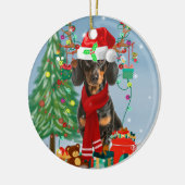Dackel Hund im Schnee mit Weihnachtsgeschenken Keramik Ornament (Links)